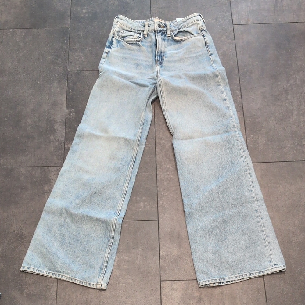 H&M High Rise Light Wash Jeans Size 4 Straight